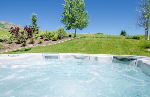 Wolf Creek House | Luxury Townhome | Private Hot Tub | Movie Theater | Arcade. Sleeps 14