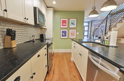 Downtown Knoxville Apartment | Luxury Townhome Walkable to Old City & DT Knox