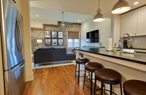 Downtown Knoxville Apartment | Luxury Townhome Walkable to Old City & DT Knox