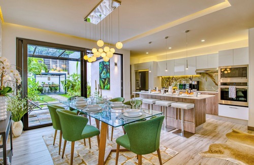 Escazu House | Luxury Townhouse/8p Max/Close to Airport & Medical Facilities/Pool & Fitness