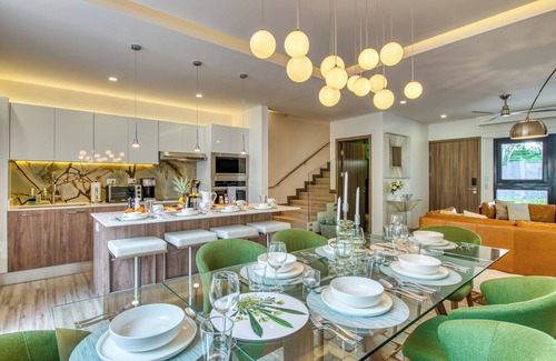 Escazu House | Luxury Townhouse/8p Max/Close to Airport & Medical Facilities/Pool & Fitness