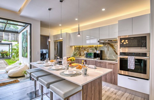 Escazu House | Luxury Townhouse/8p Max/Close to Airport & Medical Facilities/Pool & Fitness