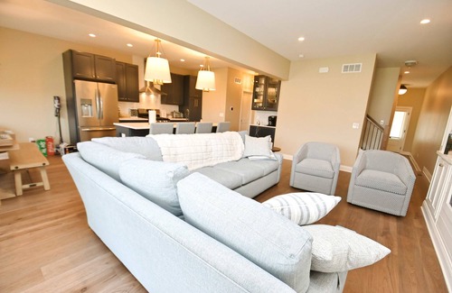 Wooded Estates House | Luxury Townhouse near Notre Dame with Fireplace & Pit (1418)