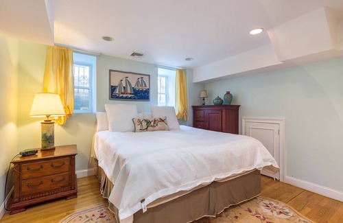 Roxbury House | Luxury townhouse w pks 10 minutes from Fenway, S End Brigham circle & downtown