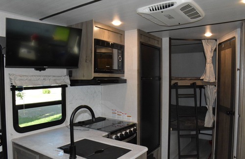 Duchess House | "Luxury Trailer Getaway – Cobblestone RV Park (Sleeps 6!)"