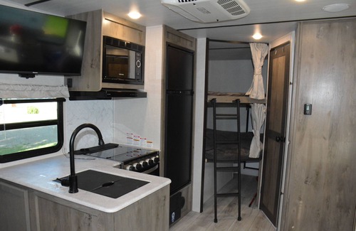 Duchess House | "Luxury Trailer Getaway – Cobblestone RV Park (Sleeps 6!)"
