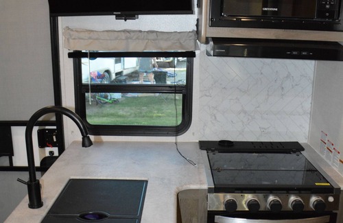 Duchess House | "Luxury Trailer Getaway – Cobblestone RV Park (Sleeps 6!)"