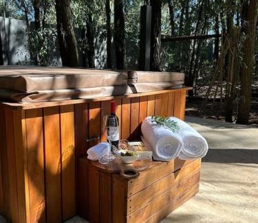Tierpoort Apartment | Luxury Tranquil Treehouse & Hot Tub