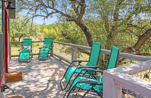 Dripping Springs Cabin | Luxury Treehouse w/Grill, Fire Pit, & Pond in Dripping Springs