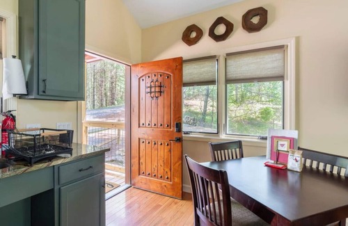 Marshall Cabin | Luxury Treehouse -M aple Treehouse - Near Asheville - Pet Friendly