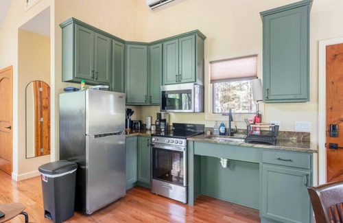 Marshall Cabin | Luxury Treehouse -M aple Treehouse - Near Asheville - Pet Friendly