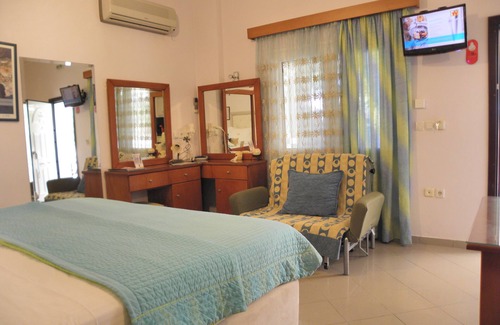 Agrilos Bed & Breakfast | Luxury Triple Apartment with Yard in front of the sea at Kalo Nero Kyparissia