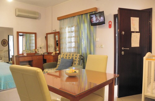 Agrilos Bed & Breakfast | Luxury Triple Apartment with Yard in front of the sea at Kalo Nero Kyparissia