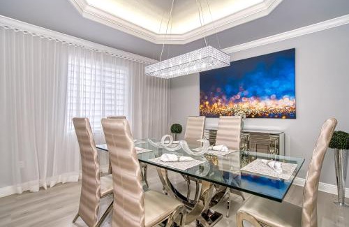 Miami Lakes House | Luxury Tropical Living , 4BR w Backyard Pool Oasis