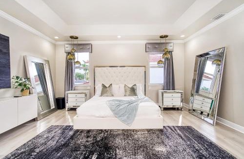 Miami Lakes House | Luxury Tropical Living , 4BR w Backyard Pool Oasis