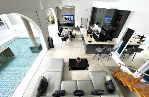 Nong Prue Villa | Luxury Tropical Pool Villa – 5 Bedrooms, Perfect for Families & Groups