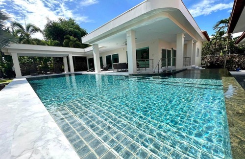 Nong Prue Villa | Luxury Tropical Pool Villa – 5 Bedrooms, Perfect for Families & Groups