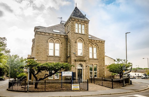 Huddersfield Apartment | Luxury Two Bedroom Apartment with Private bathroom