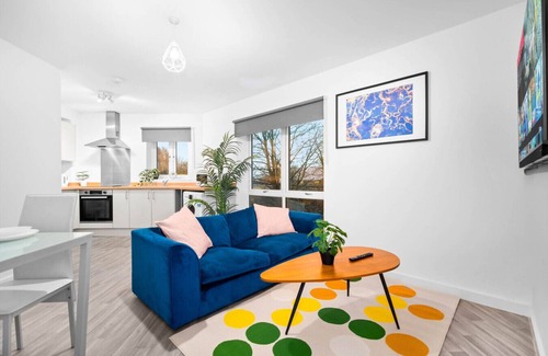 Cradley Heath Apartment | Luxury Two Bedroom Apartment - Parking - Smart TV