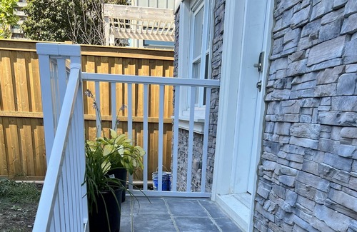 Oakridge House | Luxury two Bedrooms Suite with free parking