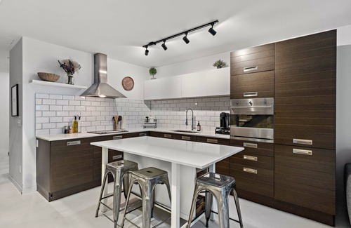 Downtown Montreal Condo | Luxury Two-level Loft with Stunning Views, Gym, Parking. The Perfect location