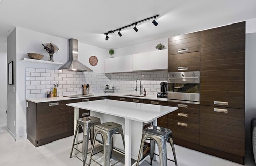 Downtown Montreal Condo | Luxury Two-level Loft, Gym, UG Parking, Perfect Location
