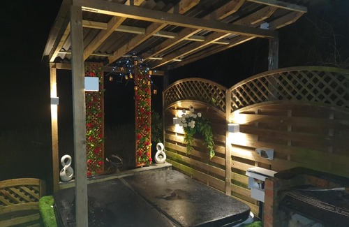 Bolton Villa | Luxury Unique Townhouse with Hottub & Pizza Oven