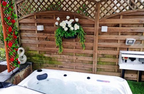 Bolton Villa | Luxury Unique Townhouse with Hottub & Pizza Oven