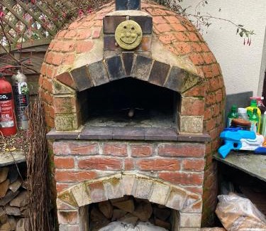 Bolton Villa | Luxury Unique Townhouse with Hottub & Pizza Oven