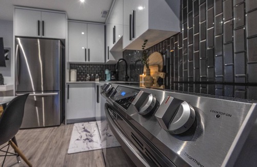 Dorset Park House | ☆ Luxury Unit - HEATED FLOORS, WORKSPACE, CENTRAL LOCATION & FREE PARKING ☆