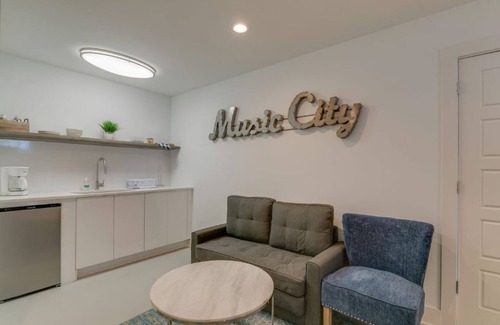 Katie Hill Neighborhood House | Luxury unit very close to Broadway 4