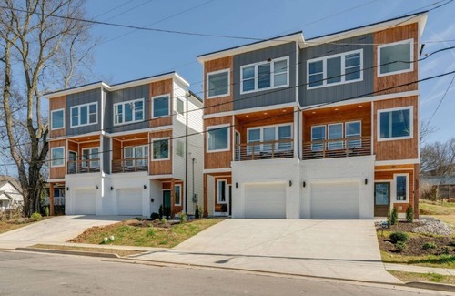 Katie Hill Neighborhood House | Luxury unit very close to Broadway 4