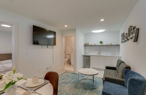 Katie Hill Neighborhood House | Luxury unit very close to Broadway 4