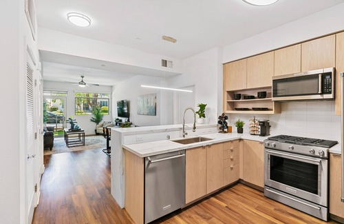 Carthay Circle Apartment | Luxury Unit Walking Distance from LACMA w/W/D & Parking