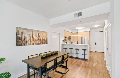 Carthay Circle Apartment | Luxury Unit Walking Distance from LACMA w/W/D & Parking
