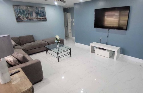 Margate House | Luxury Upscale Home w/private yard 25 mins from FLL