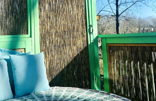 Huston - Courtland Apartment | Luxury Urban Farm ~ Hot Tub ~ Fire Pit ~ Walk Downtown ~