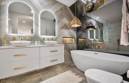 Mascot House | Luxury Urban Oasis