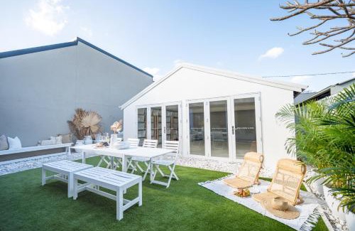Mascot House | Luxury Urban Oasis