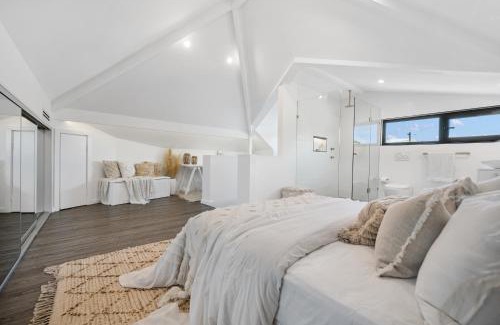 Mascot House | Luxury Urban Oasis