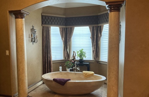 Birmingham House | Luxury Vacation Home. 8ac 6,600sq.ft. 6Br/8Ba ~Sauna~ Gym