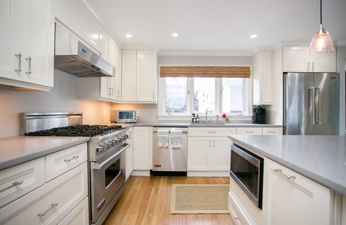 Fifth Ward House | Luxury Vacation Home ~ Pool ~5 Minute Walk to New York Yacht Club or Ft Adams