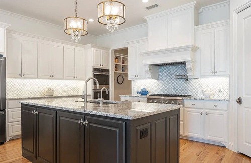 Malakoff House | Luxury vacation rental near Dallas lake view pool hot tub