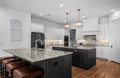 Malakoff House | Luxury vacation rental near Dallas lake view pool hot tub