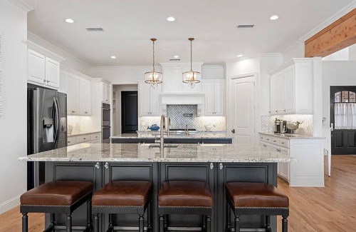 Malakoff House | Luxury vacation rental near Dallas lake view pool hot tub