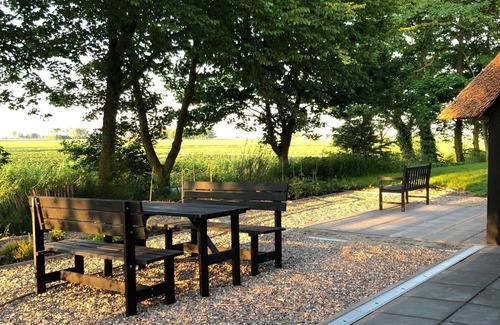 Lioessens Apartment | Luxury vacation studio near the Wadden Sea with private sauna.