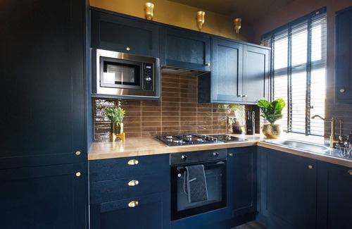 Leyton Apartment | Luxury Versace 1 Bed, Hot Tub, Pool Table, Sky Tv