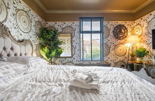 Leyton Apartment | Luxury Versace 1 Bed Hot Tub Pool Table Sky Tv