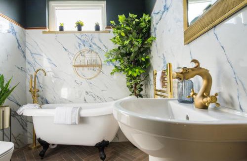 Leyton Apartment | Luxury Versace 2 Bed Hot Tub Pool Table Sky Tv