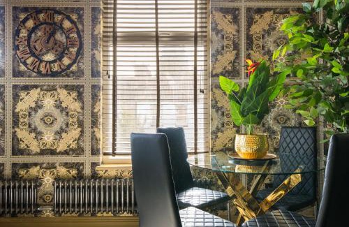 Leyton Apartment | Luxury Versace 2 Bed Hot Tub Pool Table Sky Tv